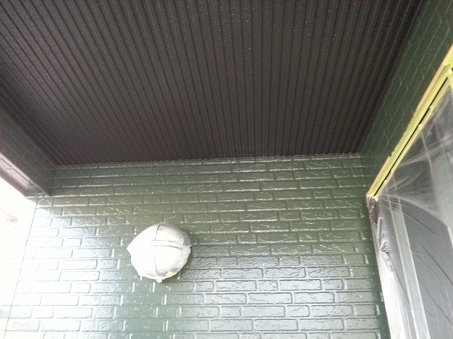 玄関側の壁を緑に塗装施工後