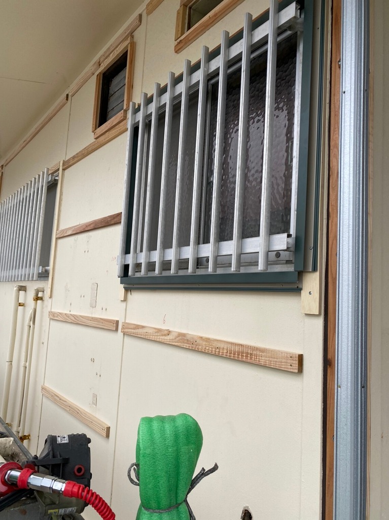 福岡市東区一戸建てサイディングカバー工法の施工様子をご紹介します