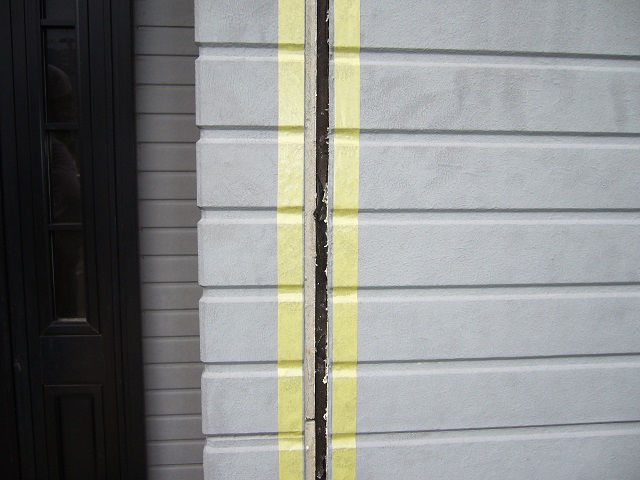 サイディング外壁塗装のために目地をマスキングテープ養生した写真